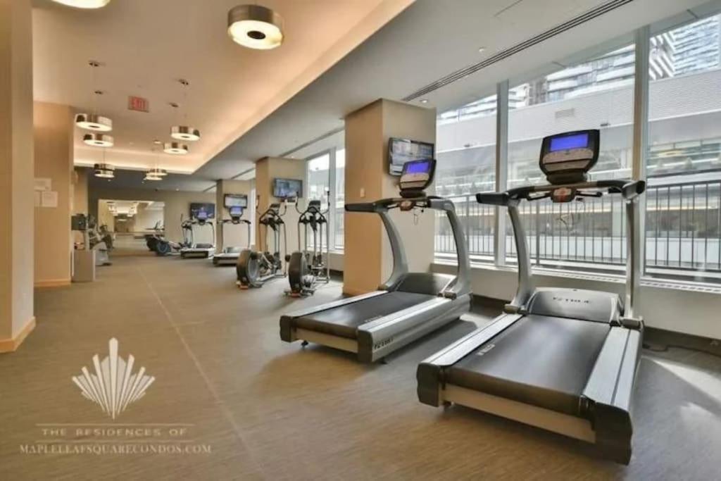 2-Bdrm And 1 Den 3 Bed Condo With 2 Bath - Walking Distance To Scotiabank Arena, Cn Tower, Union Station, Ripleys With Free Parking Toronto Extérieur photo