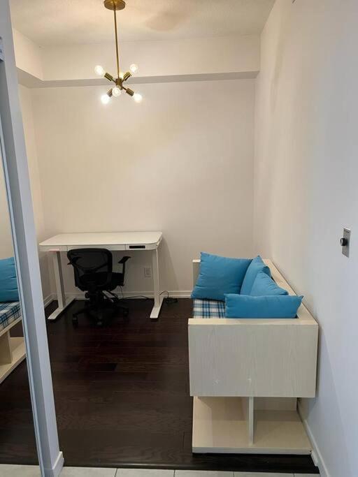 2-Bdrm And 1 Den 3 Bed Condo With 2 Bath - Walking Distance To Scotiabank Arena, Cn Tower, Union Station, Ripleys With Free Parking Toronto Extérieur photo