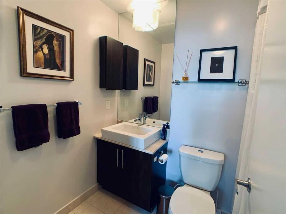 2-Bdrm And 1 Den 3 Bed Condo With 2 Bath - Walking Distance To Scotiabank Arena, Cn Tower, Union Station, Ripleys With Free Parking Toronto Extérieur photo