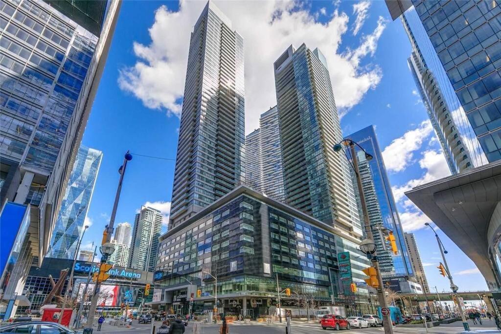 2-Bdrm And 1 Den 3 Bed Condo With 2 Bath - Walking Distance To Scotiabank Arena, Cn Tower, Union Station, Ripleys With Free Parking Toronto Extérieur photo
